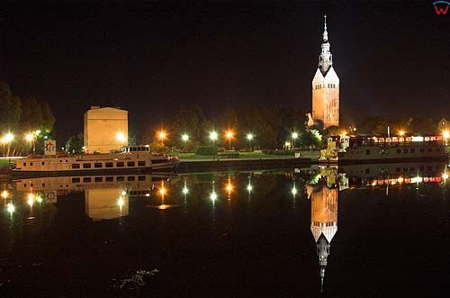 Elbląg, katedra i port w nocnej scenerii